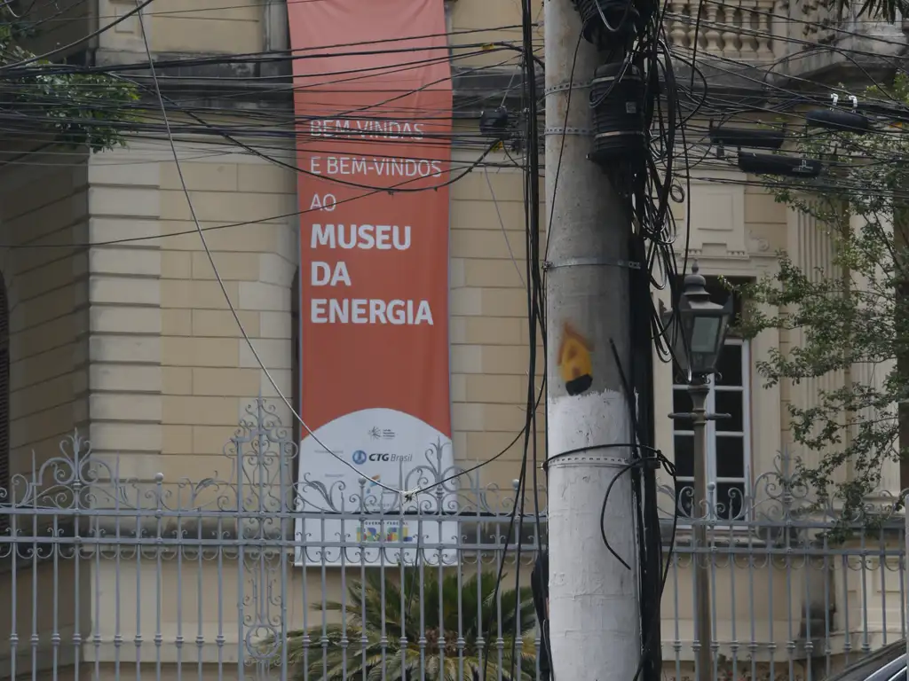 Árvore e rede elétrica