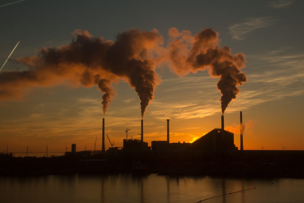 Chaminé de industria com emissão atmosférica.